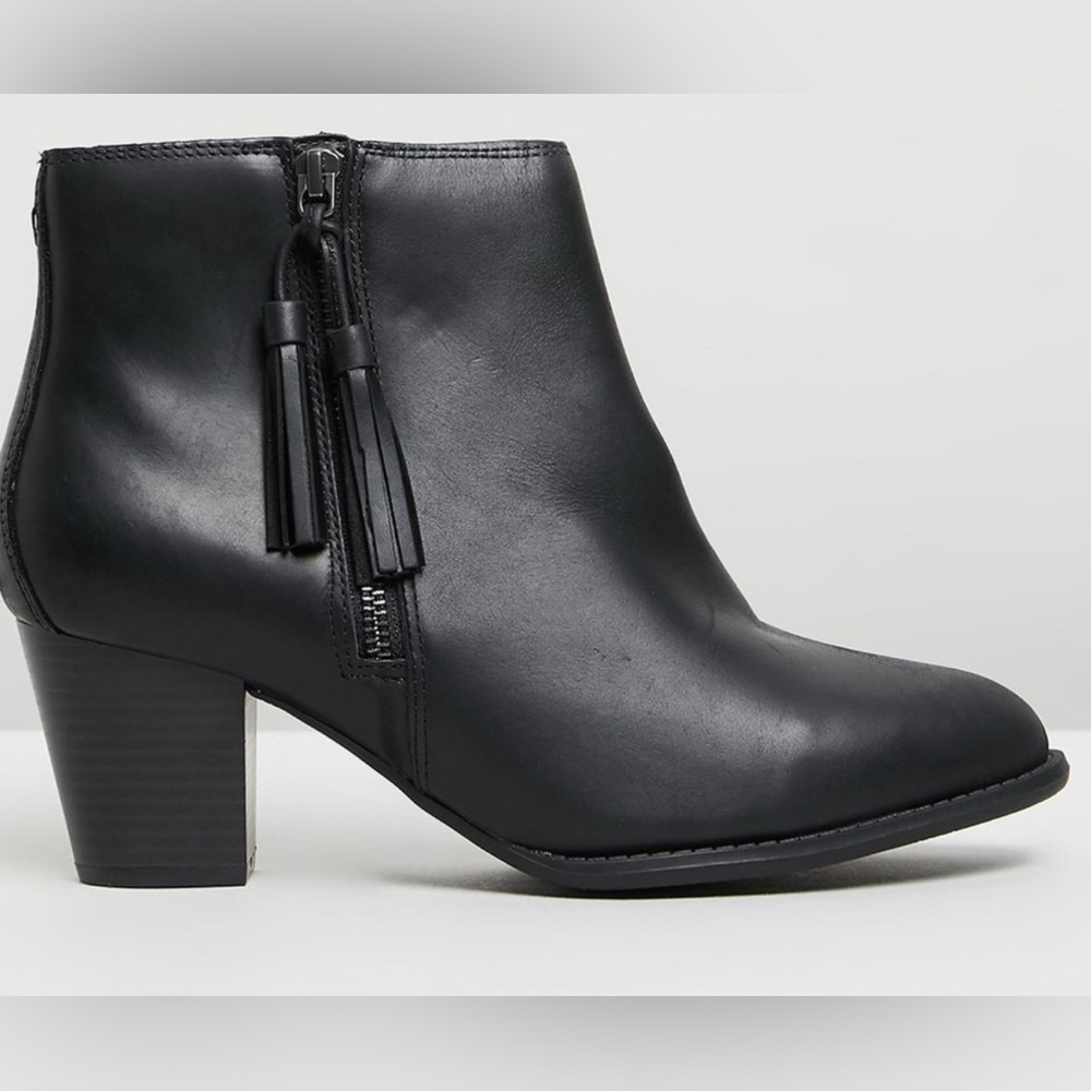 BRAND NEW Vionic MADELINE in Black LEATHER size 5. Box included